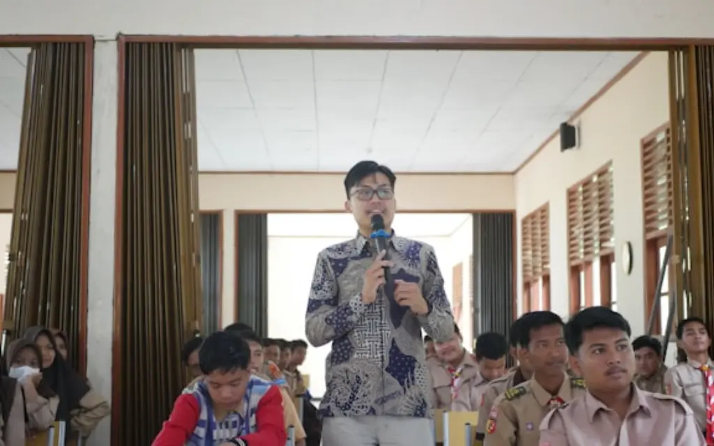 speaking among english learning group 